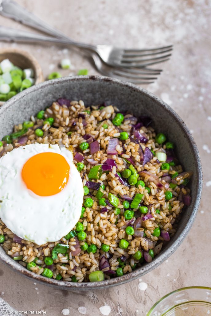 Brown Fried Rice! Simple flavoursome and healthy fried rice perfect for weekly night dinners! #friedrice #rice #dinner #glutenfree