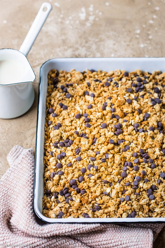 Peanut Butter & Chocolate Chip Granola! 5-ingredients to whip up your very own batch! #granola #peanutbutter #chocolate #breakfast