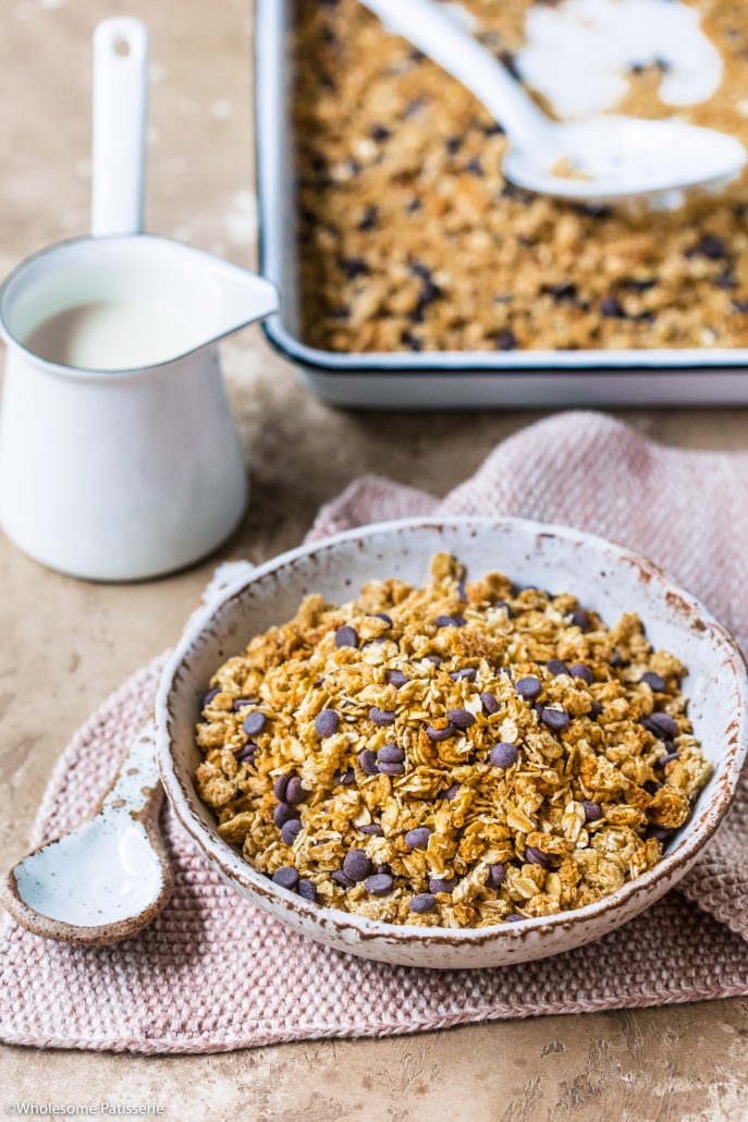 Peanut Butter & Chocolate Chip Granola! 5-ingredients to whip up your very own batch! #granola #peanutbutter #chocolate #breakfast