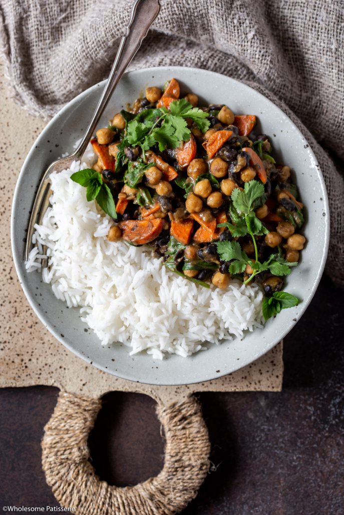 Chickpea & Black Bean Spinach Spiced Stew! Easy homemade stew spiced with curry powder and cinnamon! Offering you a good dose of plant based protein thanks to the chickpeas and black beans! Naturally gluten free and vegan! 