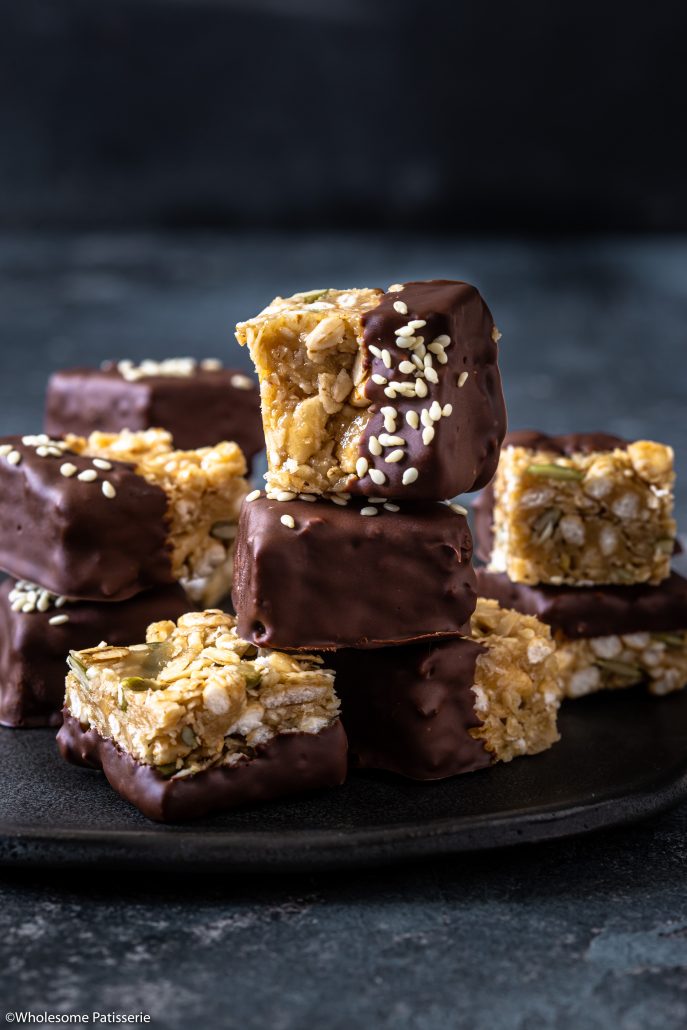 Sesame Chocolate Bites! Chewy and crispy all in one! Under 10-ingredients and no baking required! A simple chocolatey sweet treat for you!  #sesamechocolatebites #granolabites #granola #chocolate #nobake #chocolategranola #granolaslice 