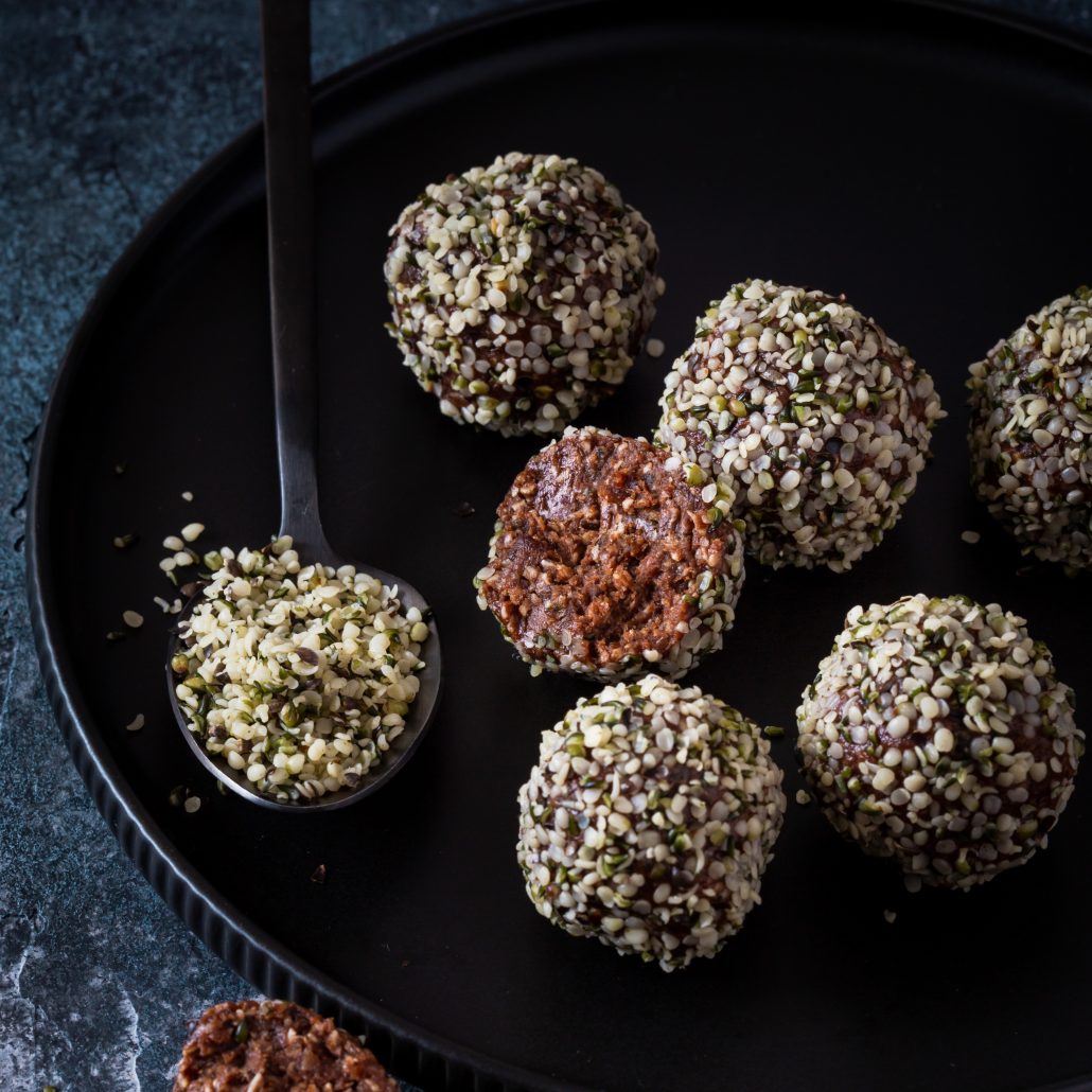 Hemp Seed Bliss Balls! 6-ingredient high protein bliss balls featuring hemp seeds and cacao! You won’t be snack-less for much longer as these beauties are quick and easy to make!