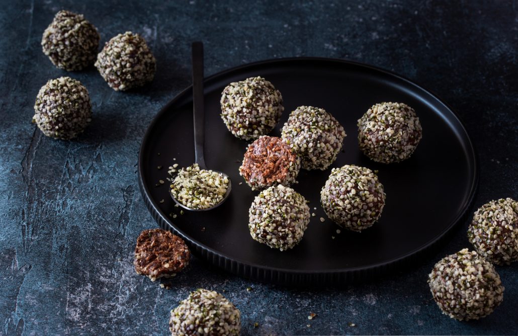 Hemp Seed Bliss Balls! 6-ingredient high protein bliss balls featuring hemp seeds and cacao! You won’t be snack-less for much longer as these beauties are quick and easy to make! 
